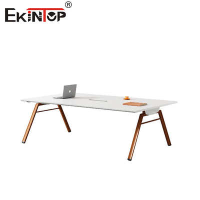Moderne minimalistische vergadertafel met metalen benen en houten tafel