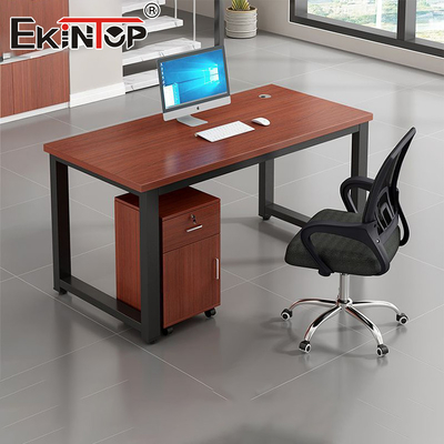 Houten bureau in klassieke stijl