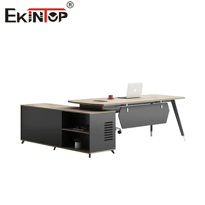 Moderne kantoor bureau Computer bureau Hout materiaal Executive bureau met papier afgewerkte oppervlak